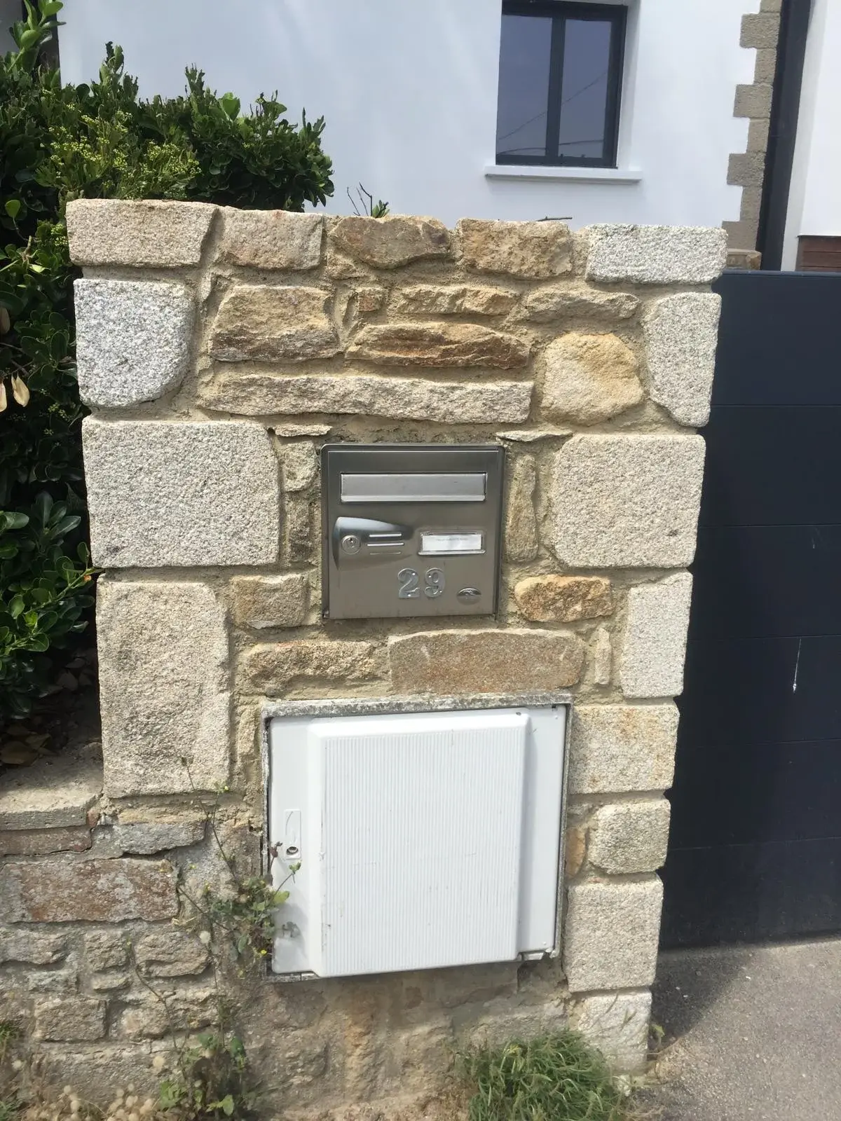 Portail en pierre avec boitier électrique