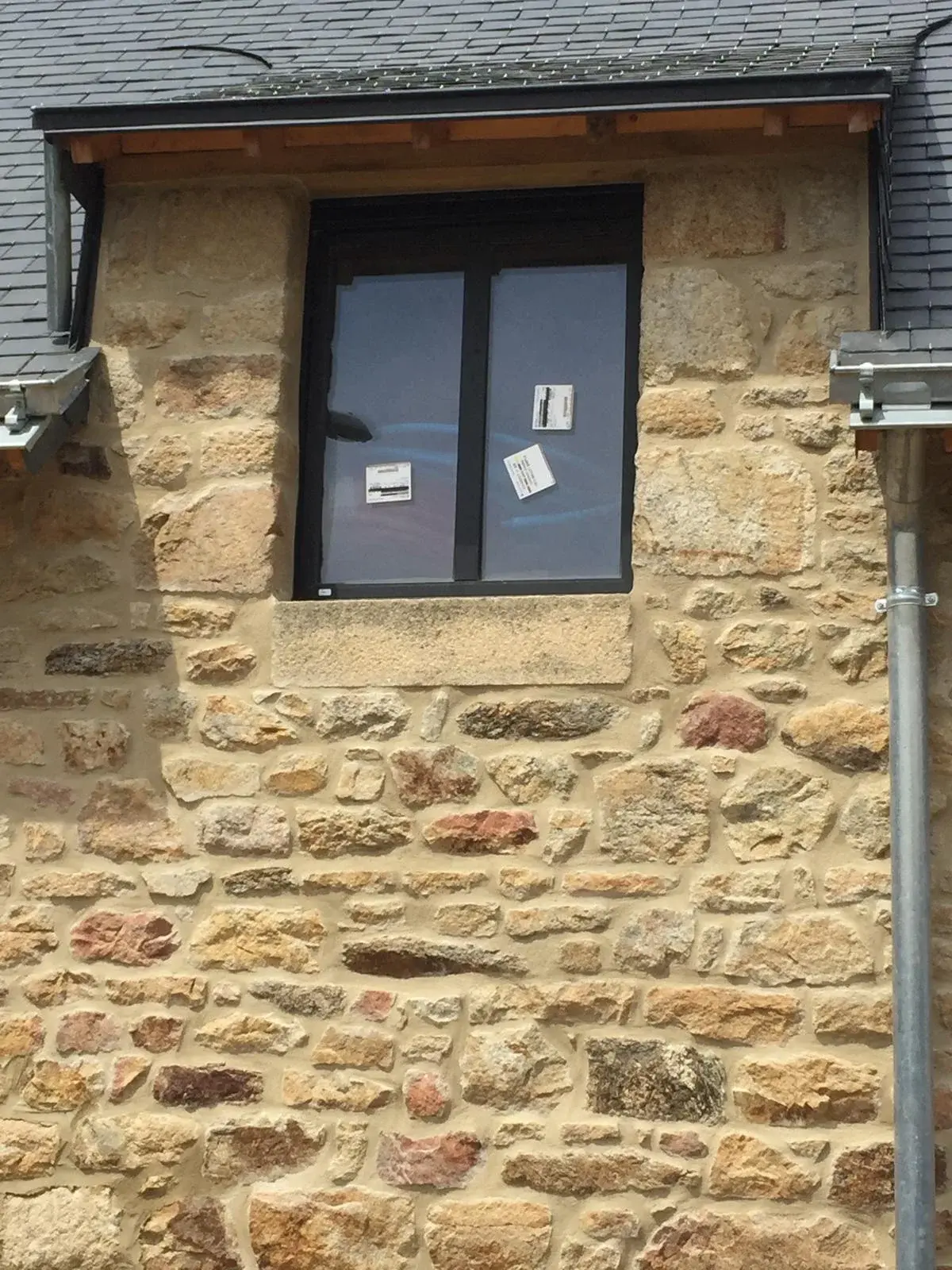 Fenêtre dans un mur en pierre